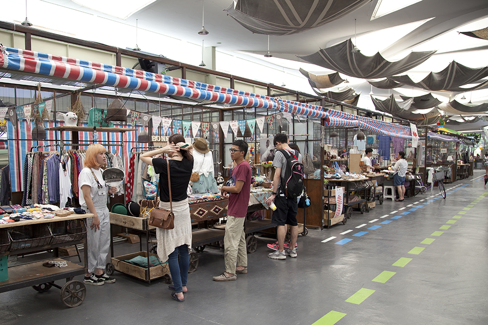 Handicraft vendors at Maji Maji