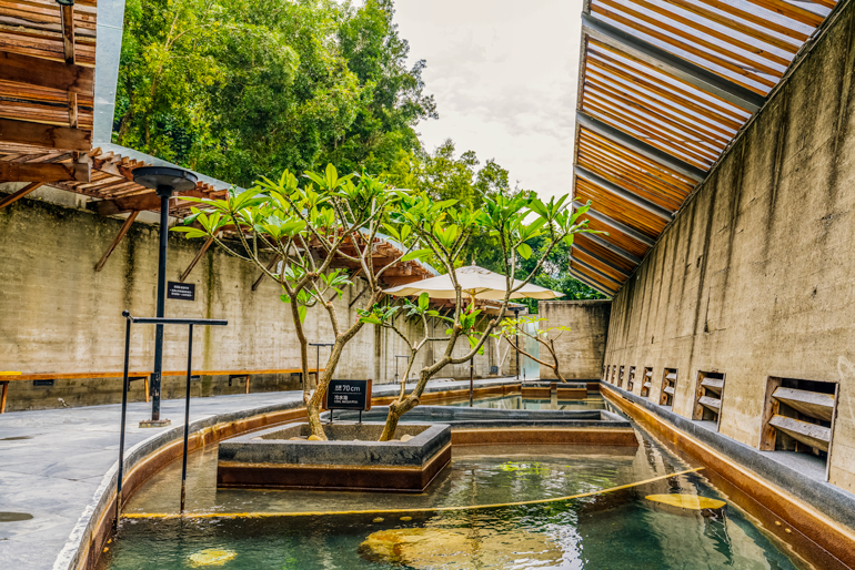 Female nude hot-spring bathing area